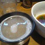 中華そばや 和凡 - 煮干しが凝縮した割りスープ