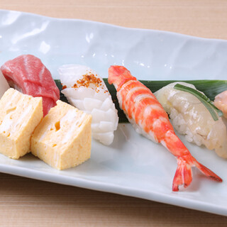 以可靠的鉴别能力严格挑选的 【天然海鲜】 和 【米醋的寿司饭】 。