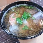 すし寳来 - 海老だしの味噌汁。