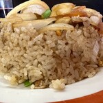 幸園 - けっこう厚みのある五目焼き飯。