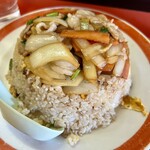 幸園 - 焼き飯の上に具材が乗っています。