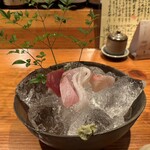 魚料理 ろっこん - マグロと鯛ともう一つは解らんかった 笑 アレルギー克服してまだ日が浅く35年間食べた事無い刺身初心者なもんで笑笑コレからいっぱい食べるッッッ！！笑