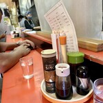 幸園 - カウンター席。