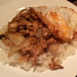 タイ料理サバイ・サバイ - 鶏肉のバジル炒め目玉焼きのせご飯