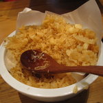 うどん 丸香 - テーブルの天かすは入れ放題！