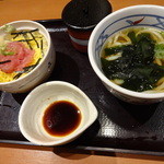 Washoku Sato - 家内が頂いた「ミニ鮪丼セット」。