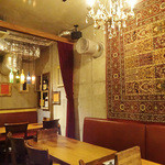 ビストロ　アンコニュ - カウンターの奥にテーブル