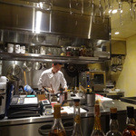 ビストロ　アンコニュ - 厨房の小泉シェフと〜