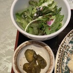 旬の鮮魚と日本酒 作 - サラダと漬物