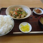 里の家 - 旨辛ホルモン定食