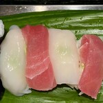 和田鮨 - イカとマグロの紅白握り