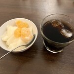 星洲菜館 - ぷるんぷるんの杏仁豆腐with冷凍みかんとアイスコーヒー