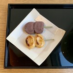 羽二重団子 - 抹茶セット ¥770 のミニ団子2本