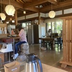 天小屋 - カウンター席の靴の形をした椅子が印象的　