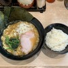 横浜家系ラーメン 麺屋いぶすけ - ラーメン ¥800 ＋ 玉ネギ ¥50 ＋ ライス 無料