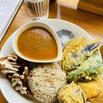 まるごとVeganダイニング浅草 - ランチプレート：カレー、野菜天ぷら、大豆ミートの唐揚げ、玄米ご飯