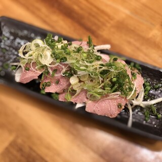 素材にこだわり！【1日10食限定】低温調理の《肉刺し》は必食