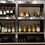 プロント 五反田西口店 - リーゼントダルマさんいらっしゃる場所、ダルマウィスキーの隣