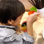拉麺大公 - 麺を楽しそうに啜る我が子