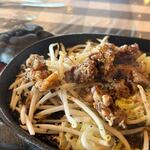 おやじのステーキ - お肉や野菜はテーブルに置かれた様々な調味料でお好みの味でいただけます。
 
私の頼んだ中落サイコロステーキはやや硬い食感の食べ応えのあるステーキでしたよ。
