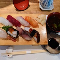 本等鮨 海馬 本店 - 令和5年11月
                    ランチタイム(11:30〜14:00)
                    梅ランチ(にぎり8貫、赤出汁) 税込1200円