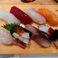 本等鮨 海馬 本店 - 令和5年11月
                    ランチタイム(11:30〜14:00)
                    梅ランチ(にぎり8貫、赤出汁) 税込1200円