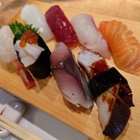 本等鮨 海馬 本店 - 令和5年11月
                      ランチタイム(11:30〜14:00)
                      梅ランチ(にぎり8貫、赤出汁) 税込1200円