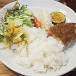 キッチン ブルー グローブ - 最後はご飯、サラダ、お新香を乗せてワンプレート