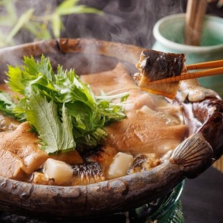 A deep-flavored ``unabe'' made with exquisite soup stock made by an authentic Japanese-style meal chef.