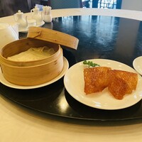 華正樓 新館 - 北京ダックを食べる前のお披露目。このあと店の方が蒸したての皮（左）で北京ダック（右）とネギ、キュウリ、ミソを丁寧に包んでくれた。