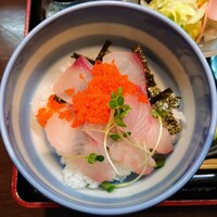 かみいし - 令和5年11月
                    ランチタイム(11:00〜14:00)
                    かんぱちトビッコ丼 税込950円
                    小鉢、サラダ、漬けもの、みそ汁付