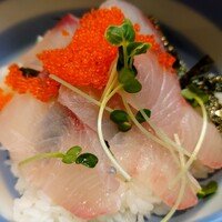 かみいし - 令和5年11月
                    ランチタイム(11:00〜14:00)
                    かんぱちトビッコ丼 税込950円
                    小鉢、サラダ、漬けもの、みそ汁付