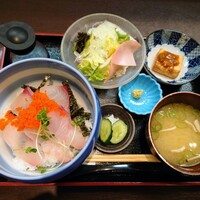 かみいし - 令和5年11月
                    ランチタイム(11:00〜14:00)
                    かんぱちトビッコ丼 税込950円
                    小鉢、サラダ、漬けもの、みそ汁付