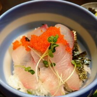 かみいし - 令和5年11月
                      ランチタイム(11:00〜14:00)
                      かんぱちトビッコ丼 税込950円
                      小鉢、サラダ、漬けもの、みそ汁付
