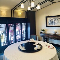 華正樓 新館 - 外光も当たる明るい個室。窓の外は中華街メインストリート。