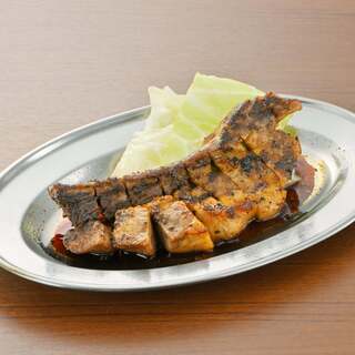 "濃いめ"の味にお酒がススム！骨まで美味い元祖骨付豚！