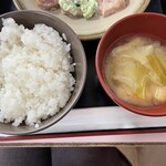 辛酉会食堂 - ご飯。嫌いになりそうなくらいキャベツと油揚げの味噌汁は定番