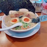 黒田屋 - 軟骨ラーメンに煮卵、チャーシュー、海苔のトッピング