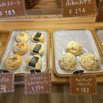 パン工房26 - おにぎりパンなどの変わったパンも