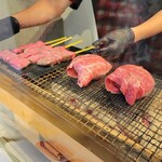 淡路牛肉巻きハンバーグ 今日は肉の日 - 肉巻きハンバーグ焼いてる所