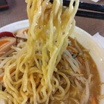 めん王  - 味噌ラーメン920円の麺リフト、太縮れ麺(2023.10.31)