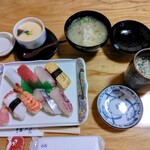 江戸長 - 女房選択　にぎり寿司セット\1200　茶碗蒸し：具材多く熱々美味　味噌汁（あら汁）:身がいっぱい付いて出汁も抜群　寿司:ネタ新鮮で美味しく間違いない　お茶も抹茶系。