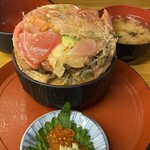 三代目 田久保食堂 - こぼれ海鮮丼（開けた時）
