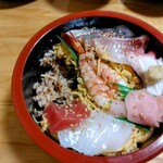 江戸長 - 左端のマグロの上を少し掘ったPic。この御飯が美味しいかった。ちらし寿司のネタの下の海苔の下の御飯はレジで料金を払う時に奥さん？に聞いたら桜海老とデンブをまぶした御飯だそうです。酢も効いていた気がする