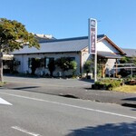 江戸長 - 一番客の証、車無しの駐車場　早く行くと、出やすい所に駐めることが出来るが、遅い来店客は道路の段差に要注意。