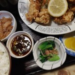 満月食堂 - 真ん中、油淋鶏のタレ!…イカ大根の煮物、御浸し沢庵…贅沢ぅ～。