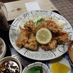 Mangetsu Shokudou - 左下にマカロニサラダも…美味しいかったなぁ～&当然、からあげも旨×２ダァゼェ～ツゥ…。