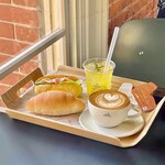 JUNE COFFEE - 料理写真:カフェラテ、レモネード、チャバタ、塩パン