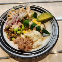 にくずき - 盛っている最中のサラダ