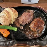 Algos Deli×Hamburg - ハンバーグ、二種のソースかけです。